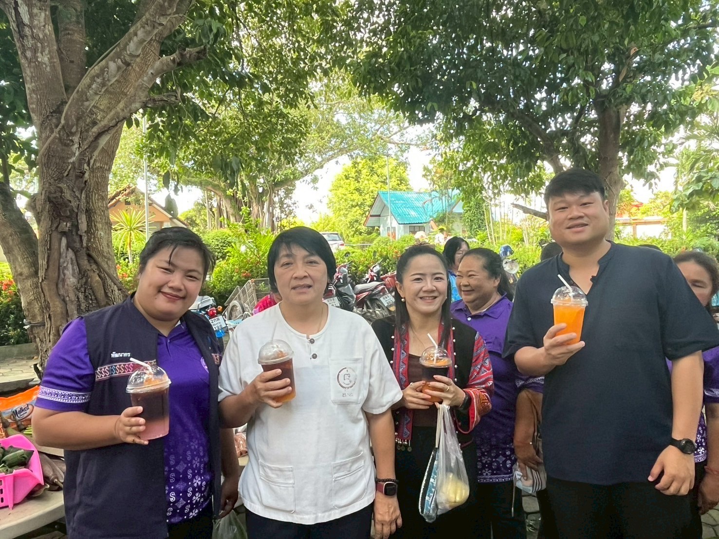  📩ฉบับที่ 5/040968 สำนักงานพัฒนาชุมชนอำเภอพาน ร่วมพิธีเปิดตลาดนัดพอเพียงตำบลหัวง้ม "ชิม ชม ช็อป" ชิมอาหารพื้นบ้าน ชมวิถีไทย ช็อปอย่างพอเพียง 